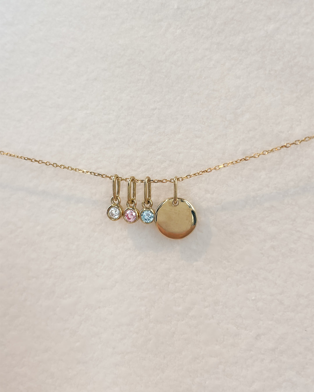 Collier met graveerplaatje + blauwe diamant hanger 0,05 crt. geelgoud