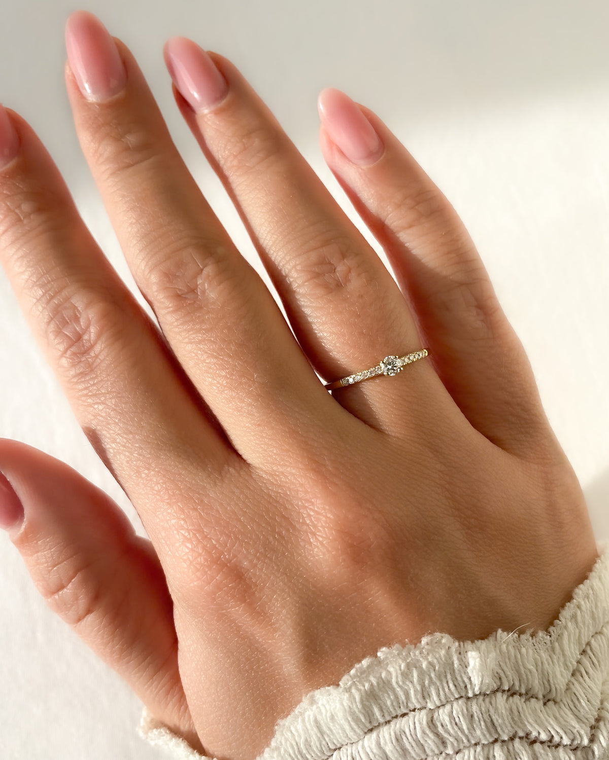 diamantenring met zijstenen op hand