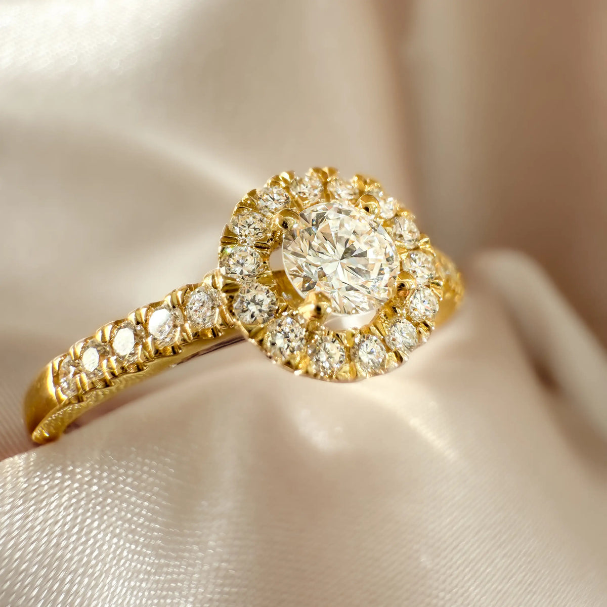 Emma Royal gouden ring met lab-grown diamant van 0,50 karaat in 18 karaat geelgoud.