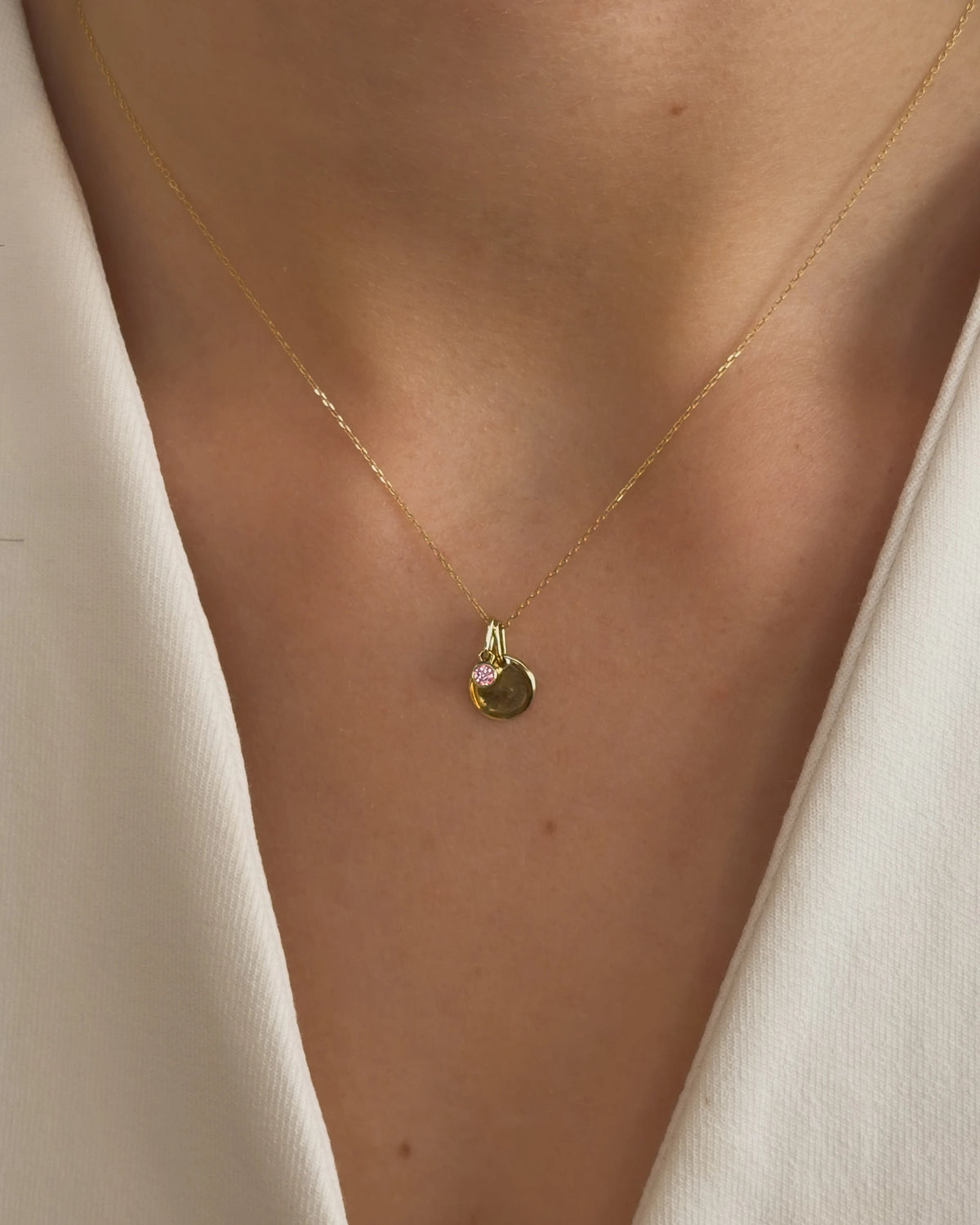 Collier met graveerplaatje + roze diamant hanger 0,05 crt. geelgoud