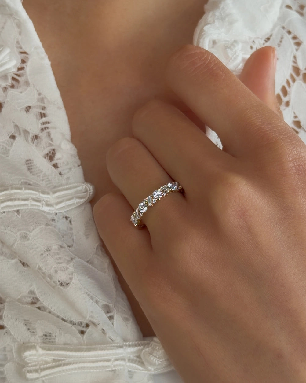Luxe gouden ring Julie van Aurore Jewelry met 0,90 karaat lab grown diamanten, gemaakt van 18 karaat gerecycled geelgoud.