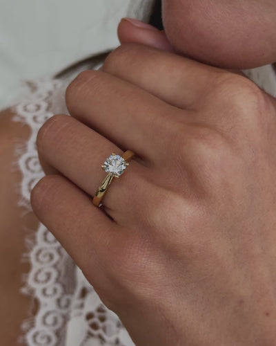 Aurore Jewelry Olivia ring van 18 kt geelgoud met 1,00 ct ovale lab-grown diamant