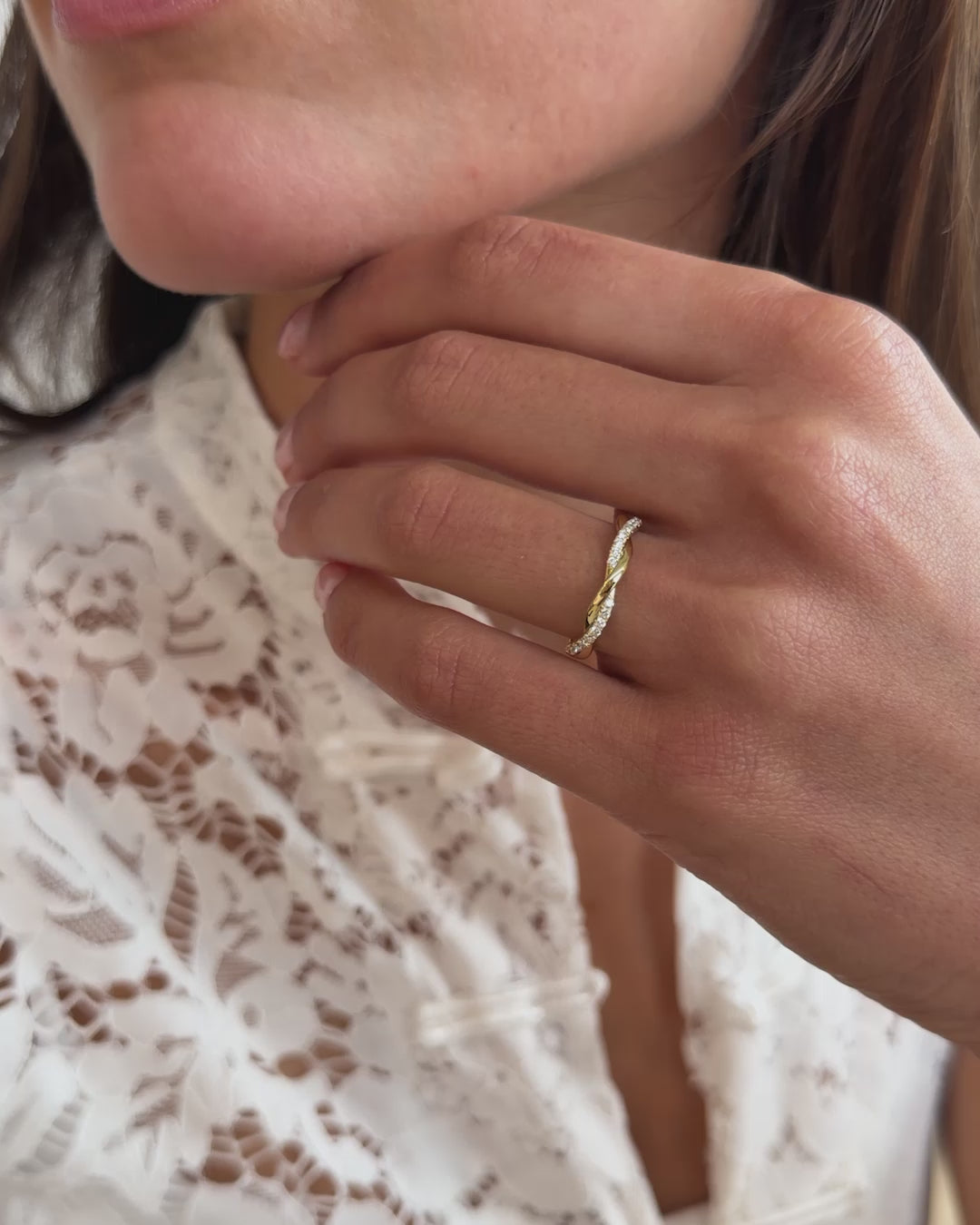 Productvideo van de Jackie ring van Aurore Jewelry in 18 karaat geelgoud met 0,15 karaat lab grown diamant.
