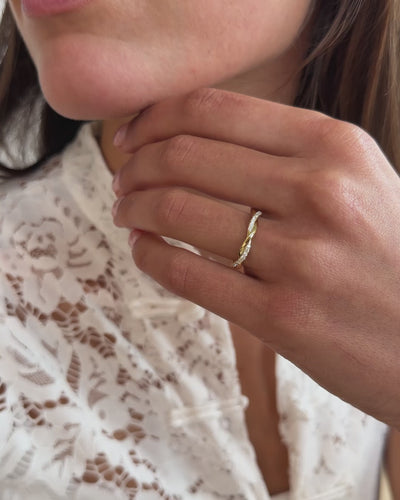 Productvideo van de Jackie ring van Aurore Jewelry in 18 karaat geelgoud met 0,15 karaat lab grown diamant.