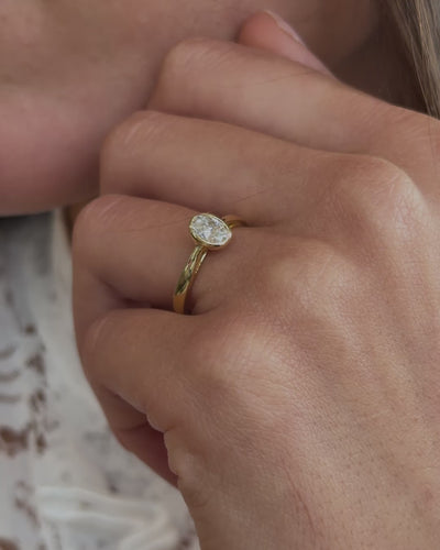 Aurore Jewelry Maja ring van 18 kt geelgoud met 0,75 ct ovale lab-grown diamant