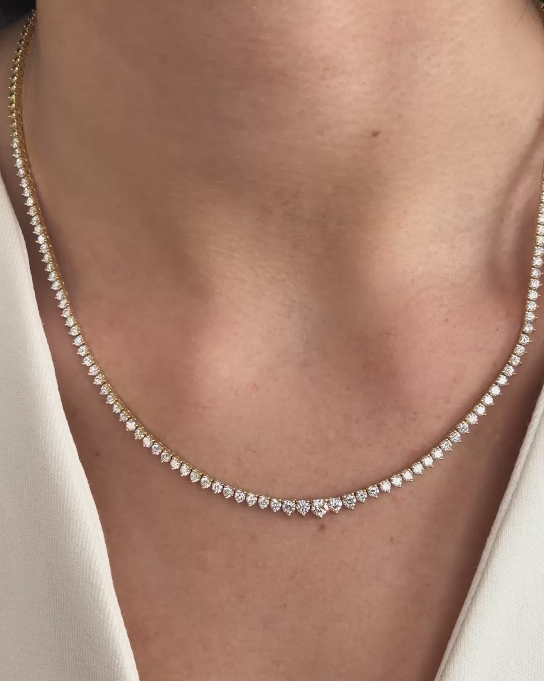 Productvideo van het Chloe tenniscollier van Aurore Jewelry in 18 karaat geelgoud met 5,00 karaat lab grown diamanten.