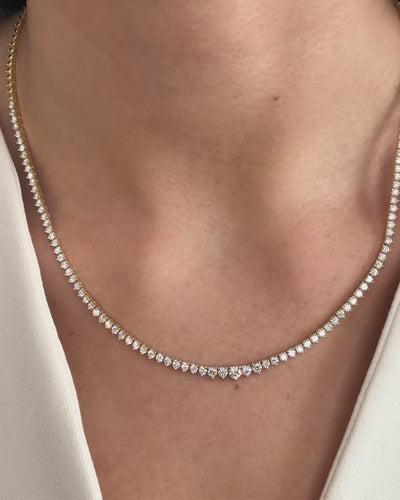 Productvideo van het Chloe tenniscollier van Aurore Jewelry in 18 karaat geelgoud met 5,00 karaat lab grown diamanten.